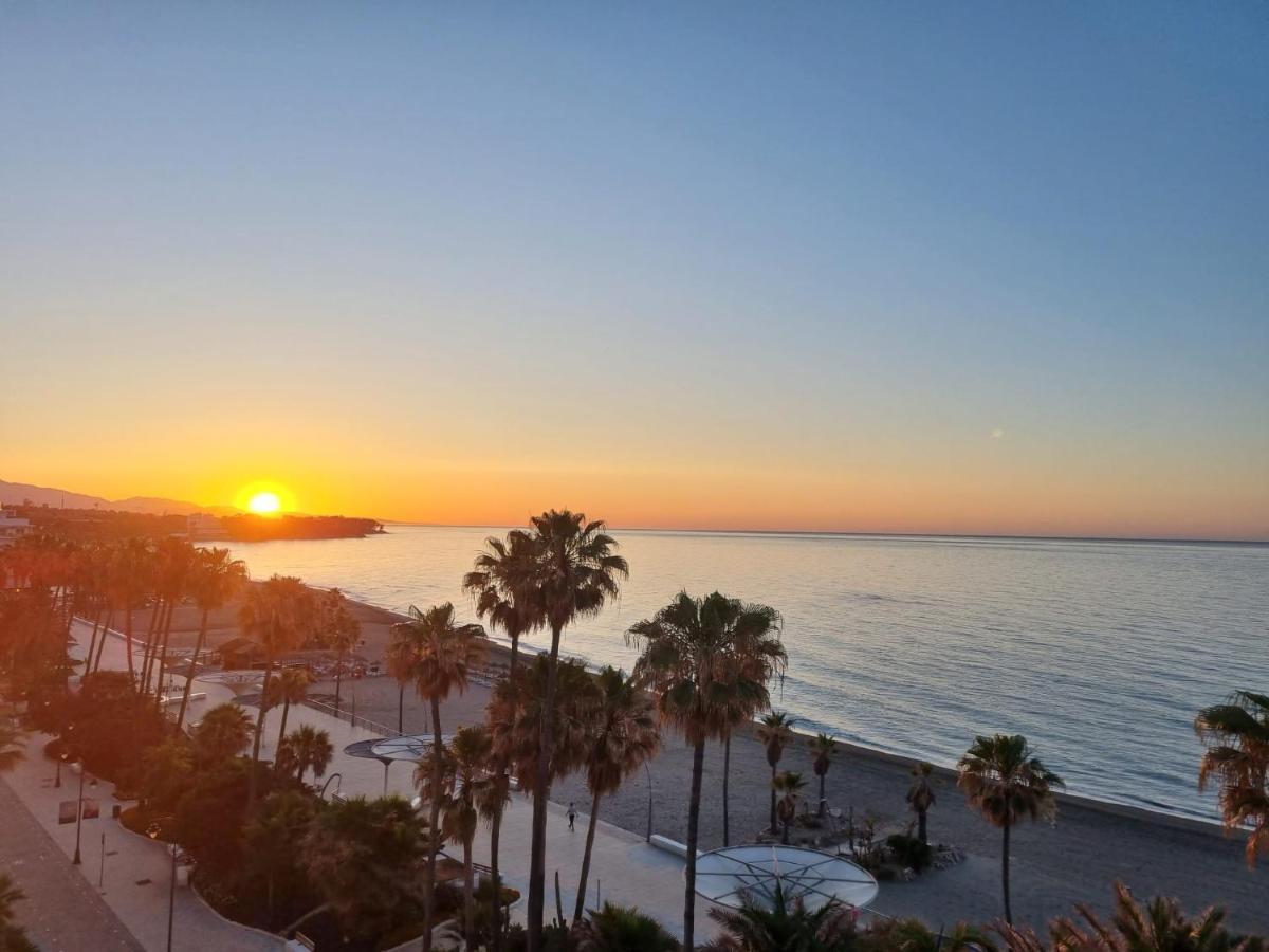 Sunnypalms - Beachfront Penthouse With Stunning Sea View Estepona Esterno foto