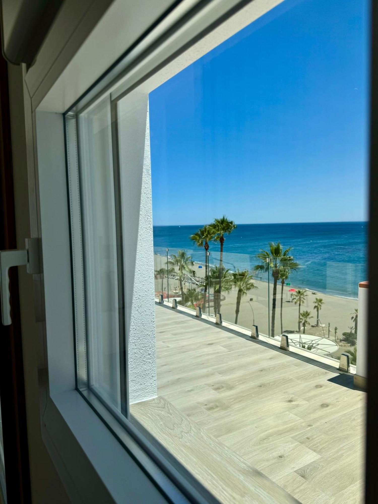 Sunnypalms - Beachfront Penthouse With Stunning Sea View Estepona Esterno foto