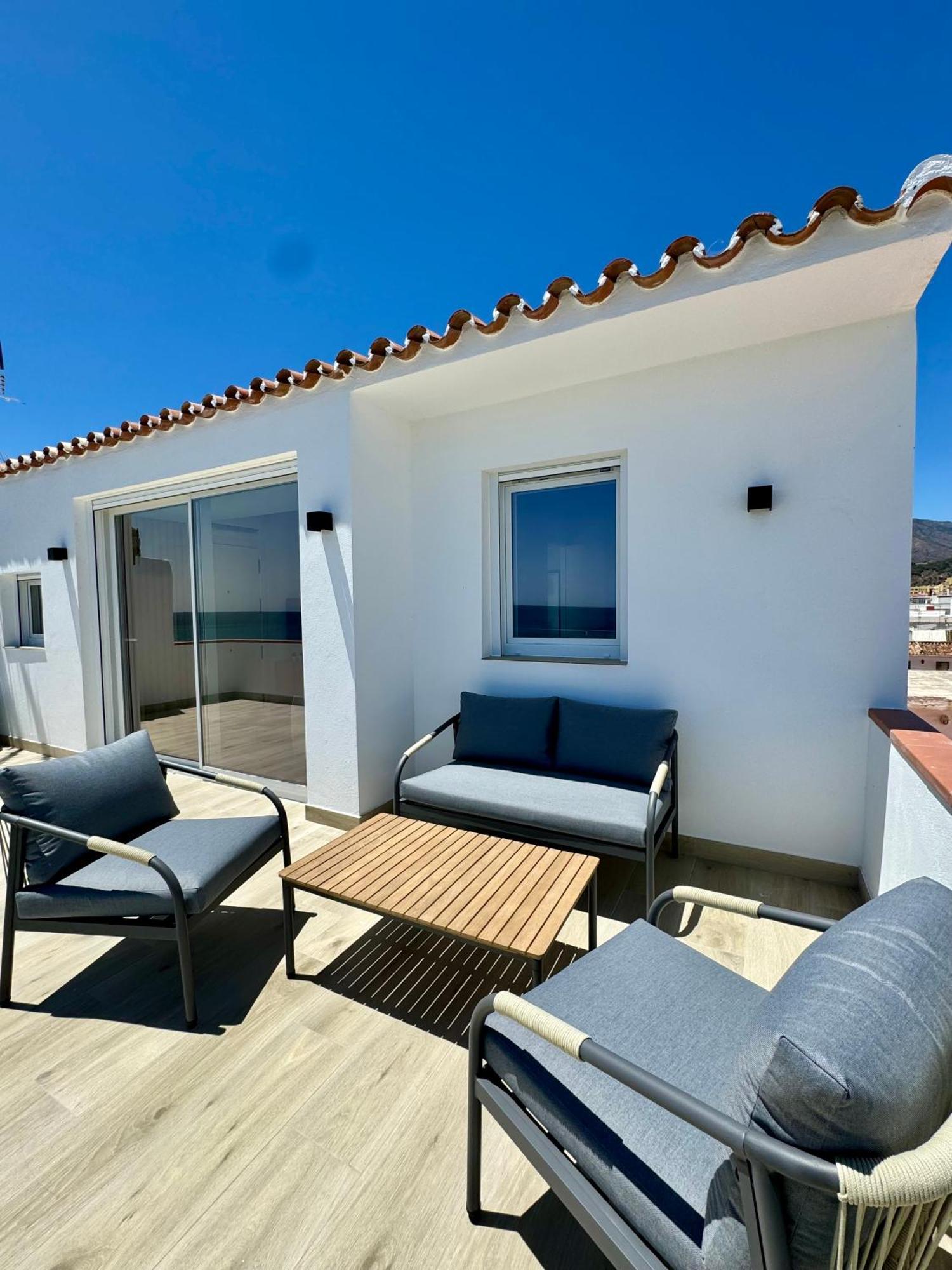 Sunnypalms - Beachfront Penthouse With Stunning Sea View Estepona Esterno foto