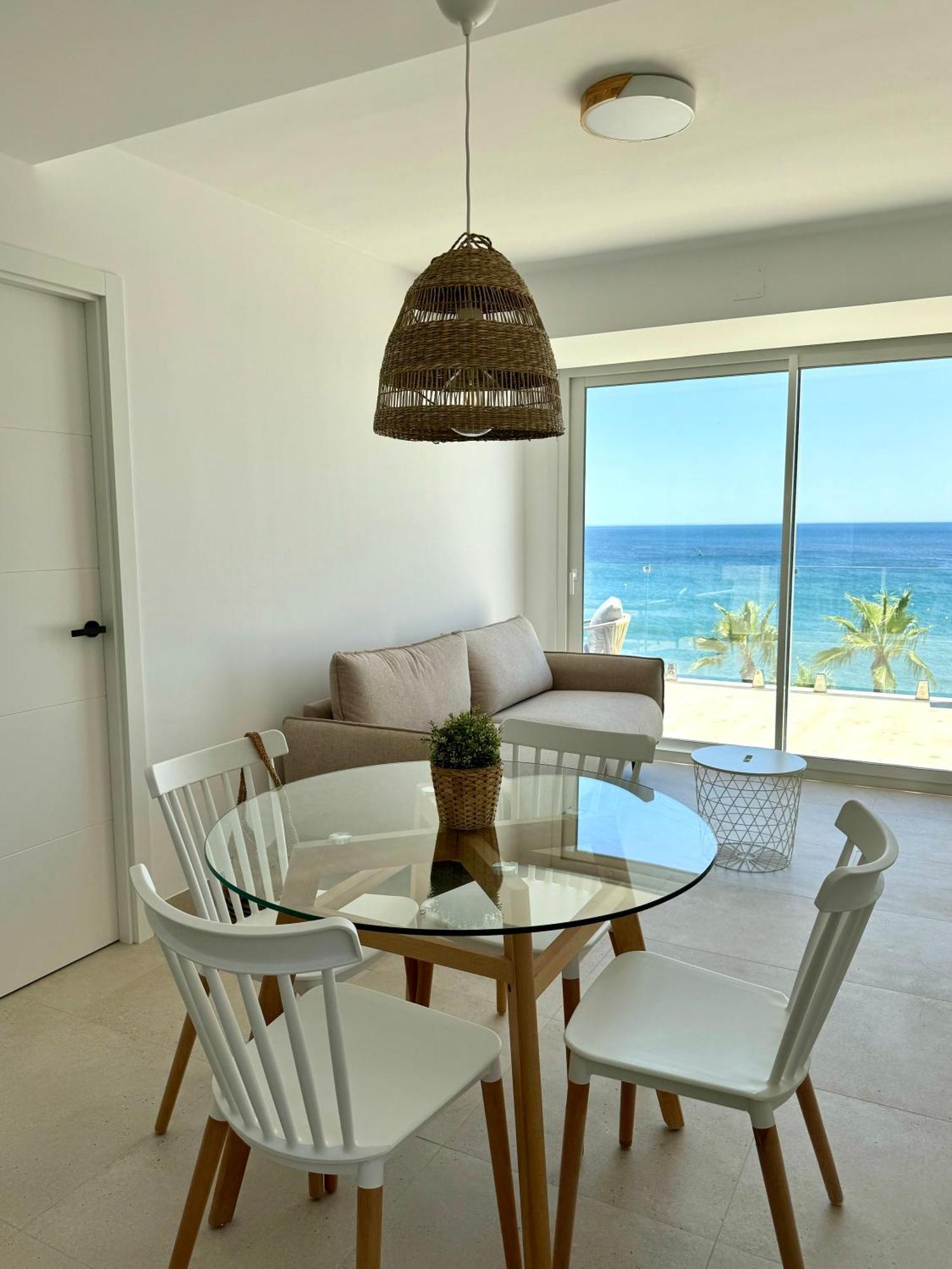 Sunnypalms - Beachfront Penthouse With Stunning Sea View Estepona Esterno foto