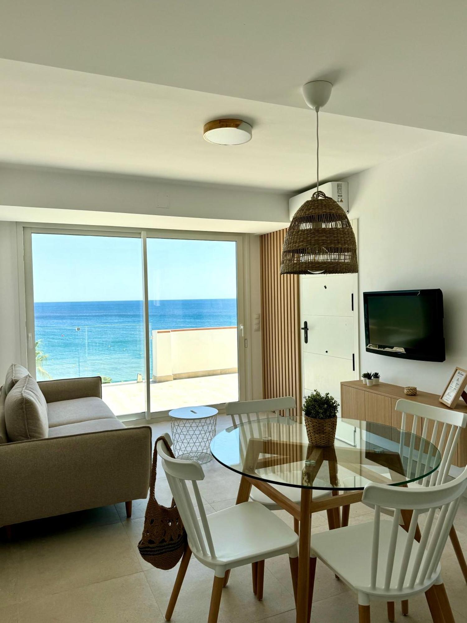 Sunnypalms - Beachfront Penthouse With Stunning Sea View Estepona Esterno foto