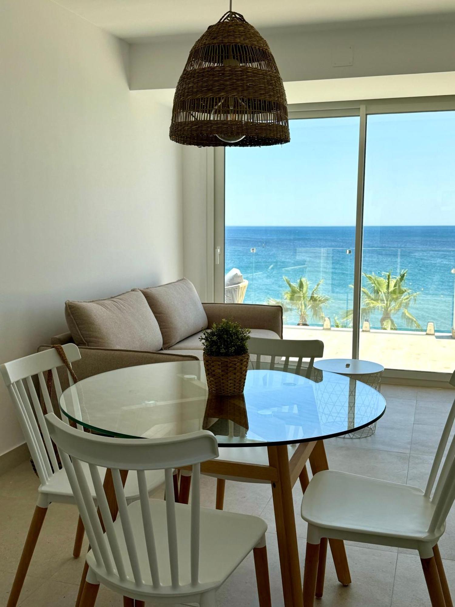 Sunnypalms - Beachfront Penthouse With Stunning Sea View Estepona Esterno foto