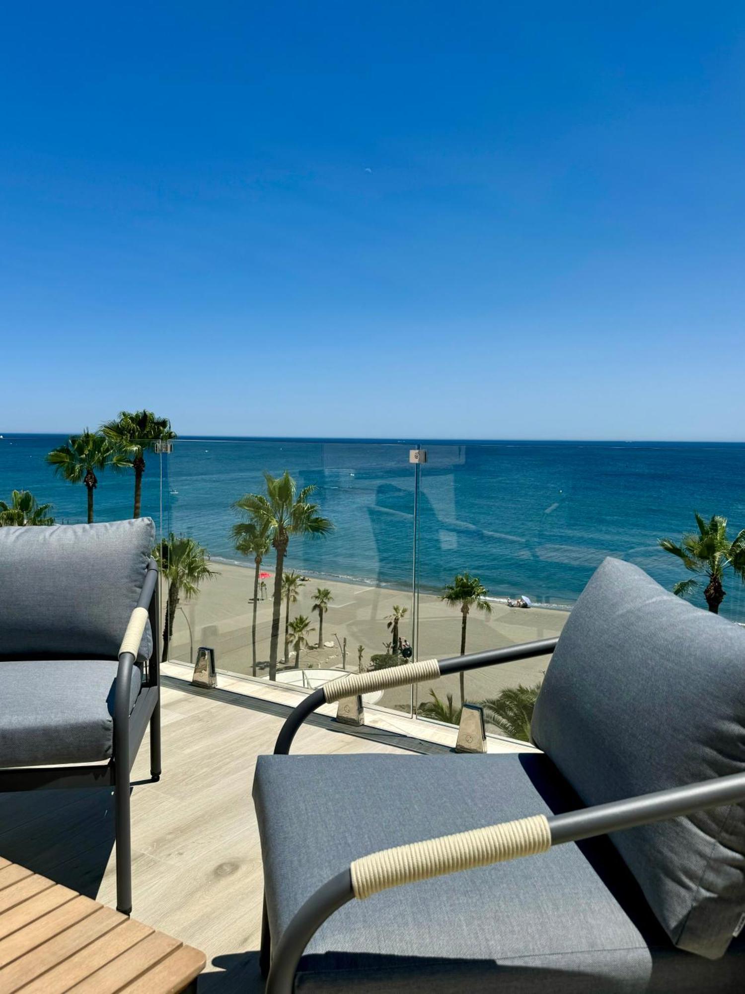 Sunnypalms - Beachfront Penthouse With Stunning Sea View Estepona Esterno foto