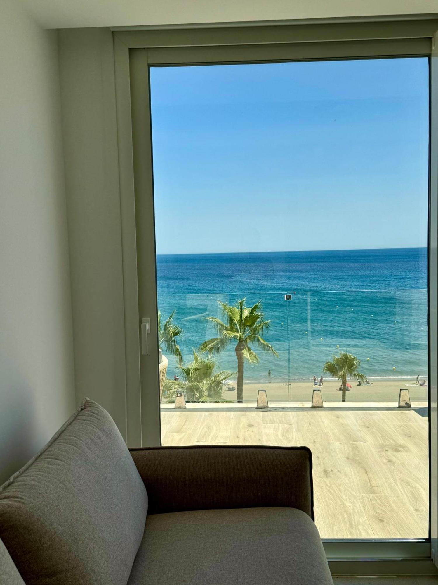 Sunnypalms - Beachfront Penthouse With Stunning Sea View Estepona Esterno foto