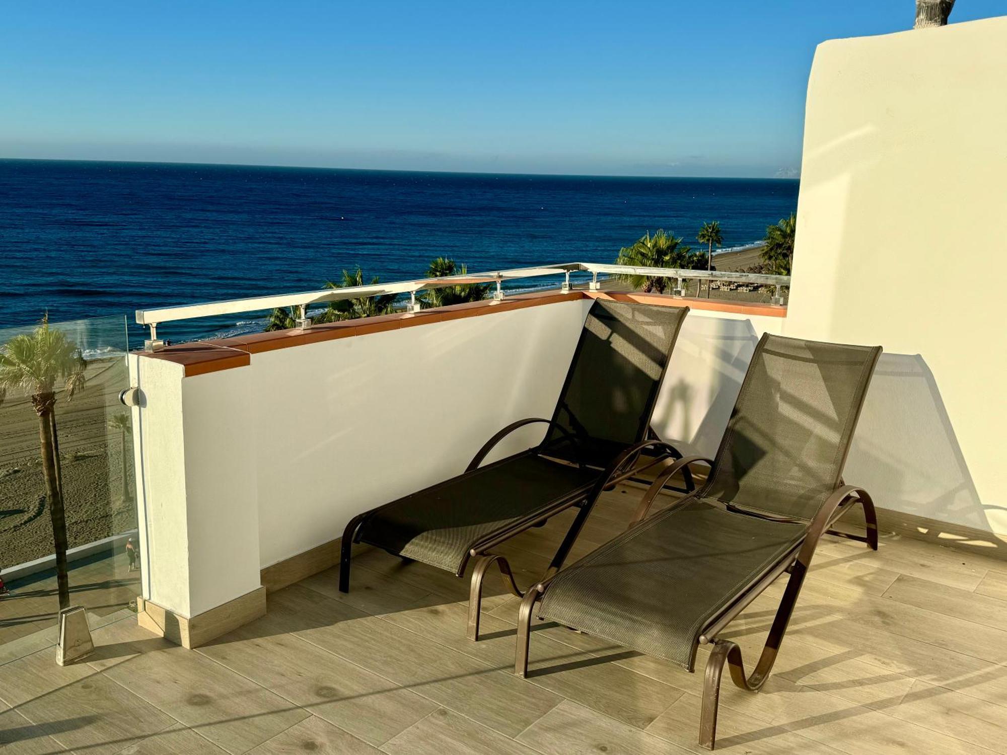 Sunnypalms - Beachfront Penthouse With Stunning Sea View Estepona Esterno foto
